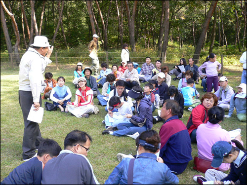 왕릉 전문가 목을수씨의 구수한 왕릉 풍수 강의에 귀를 쫑긋 기울이는 서오릉 관람객들. (사진은 2005년 11월 서오릉 '왕릉 이야기' 행사) 